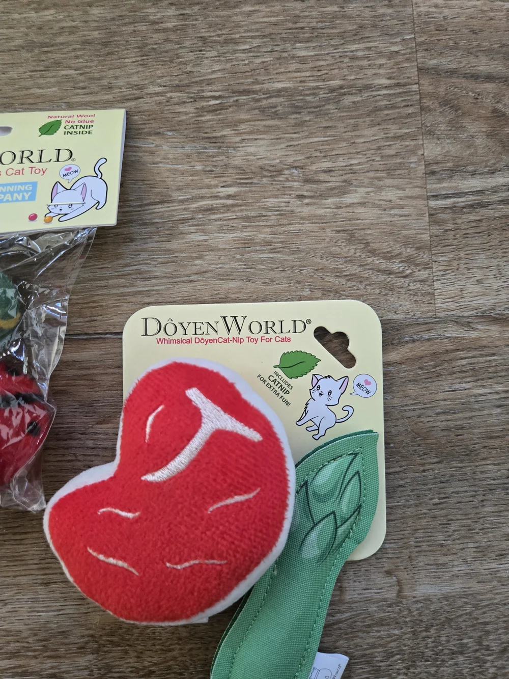 DOYEN WORLD Cat Toy Bundle - Red & Green Plush and Wool Balls